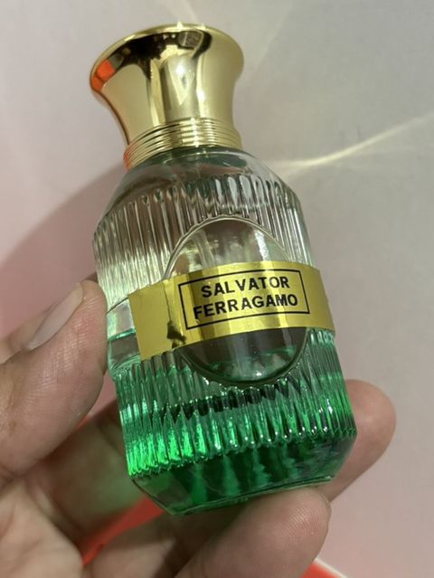 Salvator Ferragamo kişi ətiri – şüşə flakon, yaşıl rəngli maye, qızılı — Masazır
