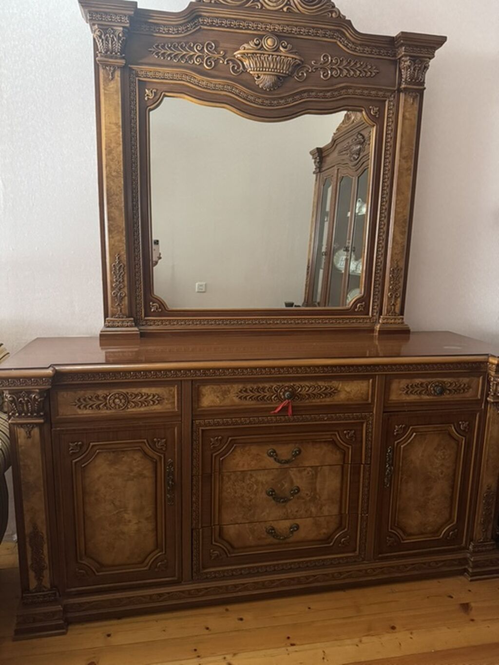 Klassik üslubda qonaq otağı mebel dəsti Tərkibi: - Şkaf-vitrin: 4 — Qonaq otağı üçün, Digah (5)