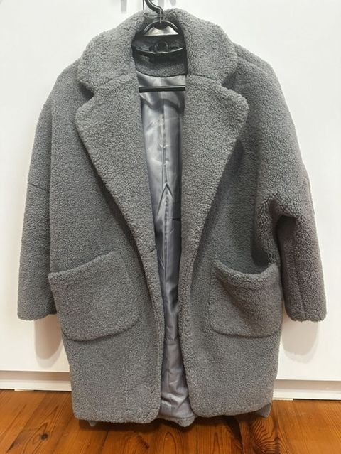 Boz rəngli qış palto - Model: oversize kəsim, dizə yaxın uzunluq — Bakı