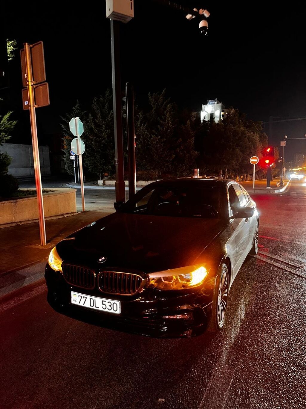 BMW 5 Series sedan – qara rəng, Azərbaycan nömrə nişanı “77 DL 530” — Avtomobillər, Xırdalan (4)