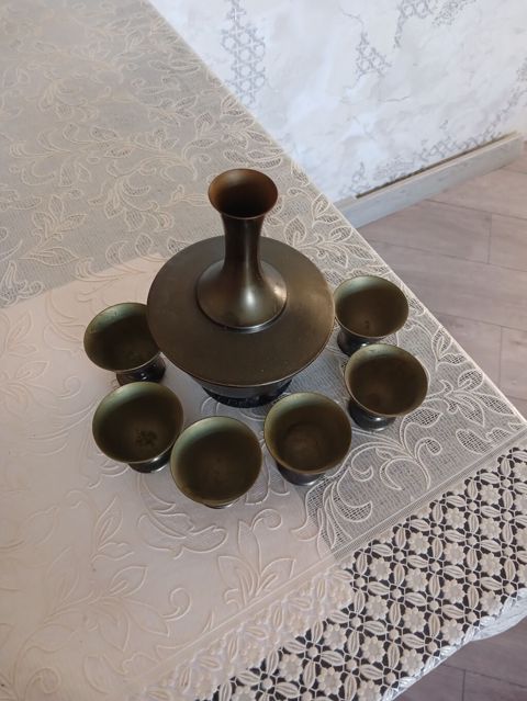 Mis dəst – sürahi və 6 kiçik piyalədən ibarət. - Material: bürünc/mis — Bakı