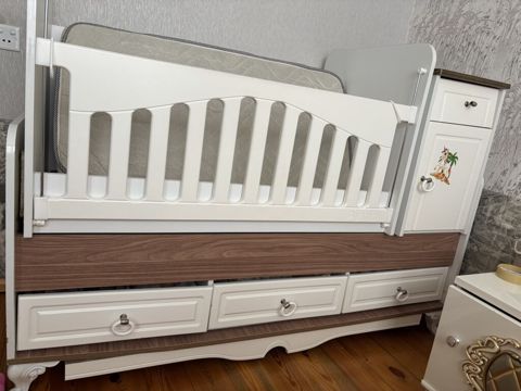 Uşaq beşiyi – çevik kombi model - Rəng və material: ağ və qəhvəyi — Bakı