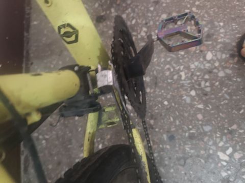 Toba dağ velosiped. arxa teker partlayıb. skorer xerabdi.oturan yer — Bakı