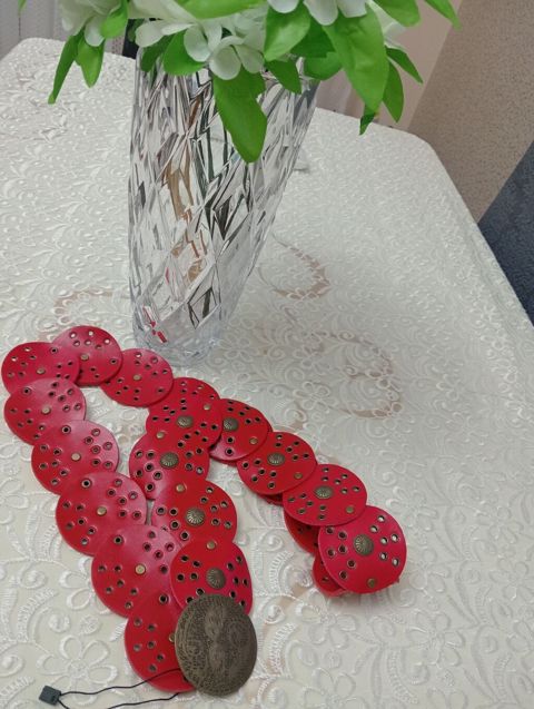 Qırmızı dəri bəzək kəməri - Material: qalın, yumşaq dəri - Dizayn — Bakı