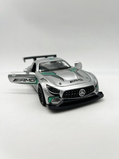 Maşın Mercedes-AMG GT4, gümüşü — Bakı