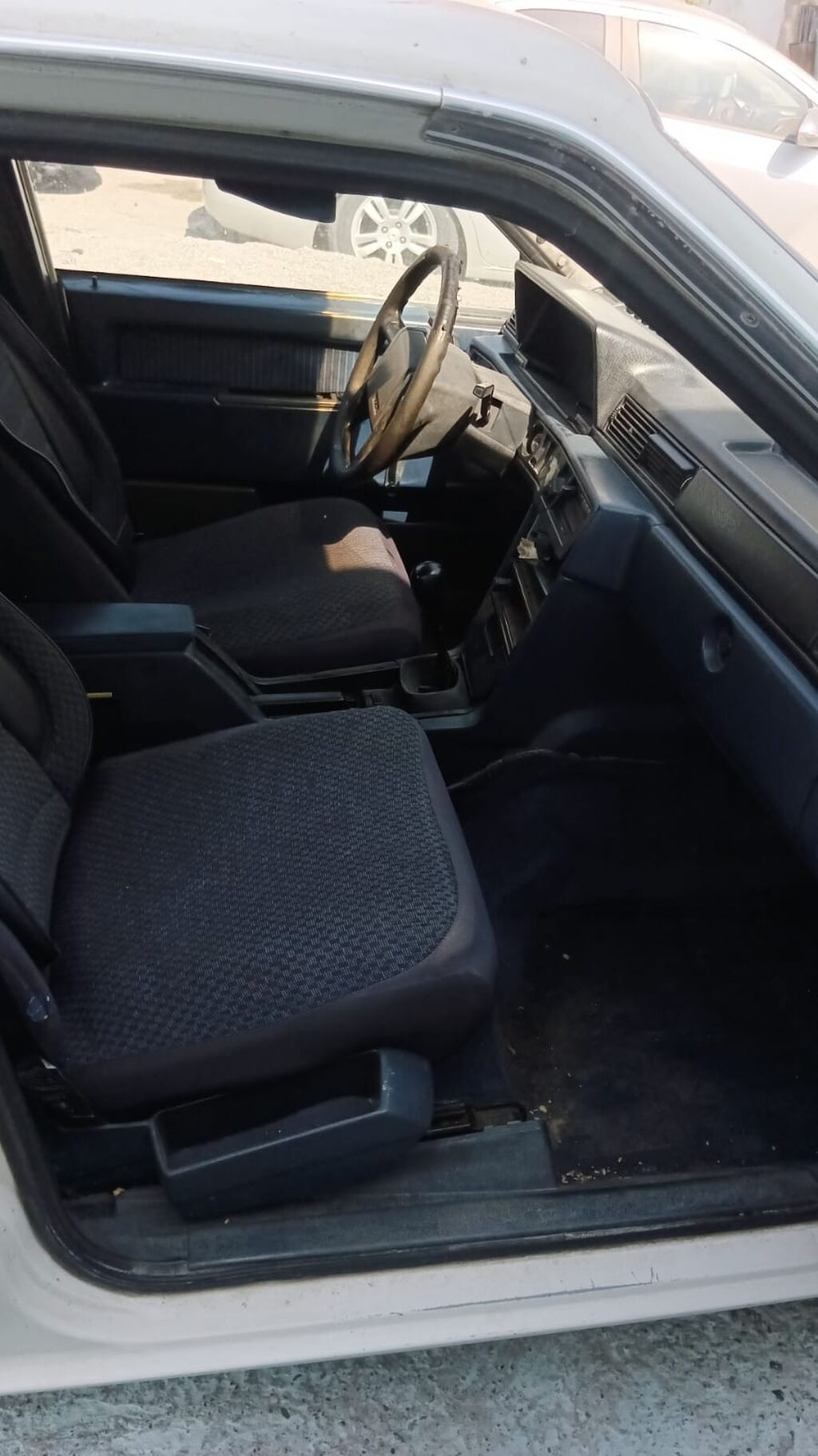 Volvo sedan, ağ rəng, klassik küncəl dizaynlı kuzov. - Kuzov: 4 — Avtomobillər, Saray (2)