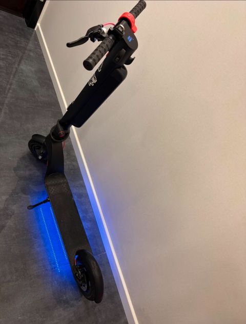 Xiaomi x8F Skuteri. 350man. Ela veziyyetdedi.Tam islekdir.Maxsimum — Bakı