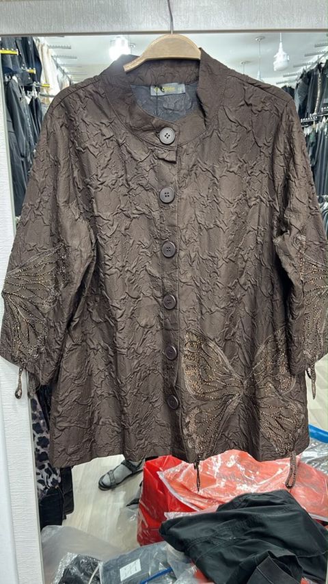 Qəhvəyi rəngli qadın üst geyimi/jaket modeli. Parça səthində qırış — Bakı