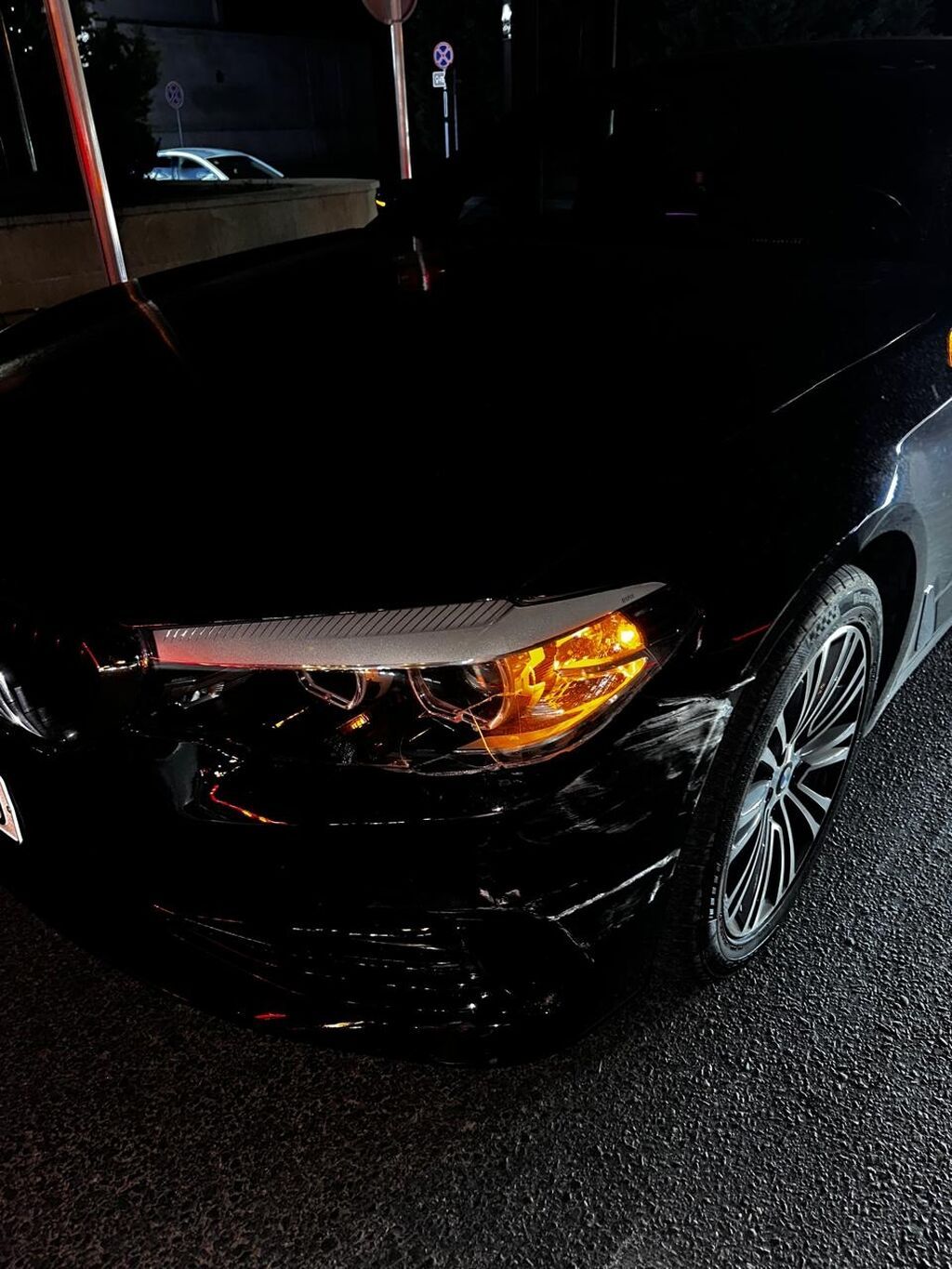 BMW 5 Series sedan – qara rəng, Azərbaycan nömrə nişanı “77 DL 530” — Avtomobillər, Xırdalan (2)