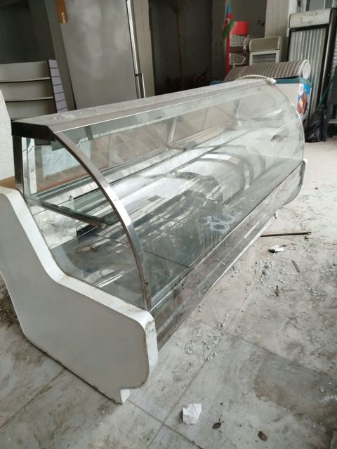 Vitrin soyuducu satilir 450azn. Unvan Mehemmedi Nigaz — Bakı