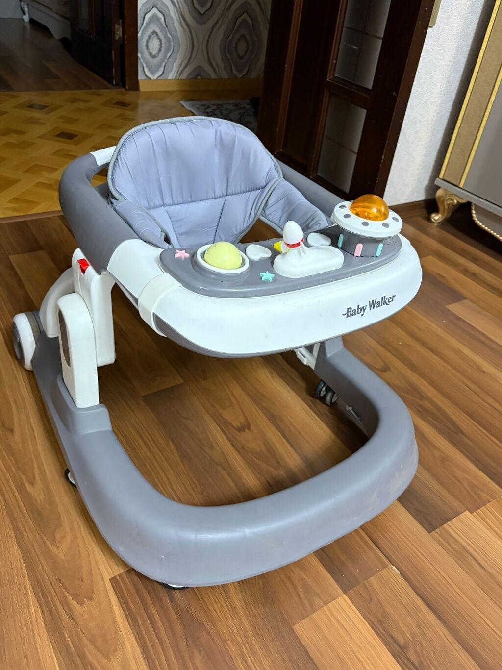Uşaq gəzdirəni (Baby Walker) - Rəng: boz–ağ, yumşaq boz oturacaq — Kürəklər və yürüyüş aparatları, Bakı (3)