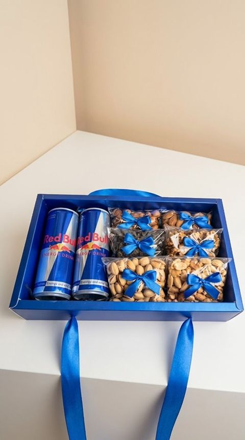 Məhsul: Enerji içkisi və qoz-fındıq assortimenti olan hədiyyə qutusu — Giftbuket_baku