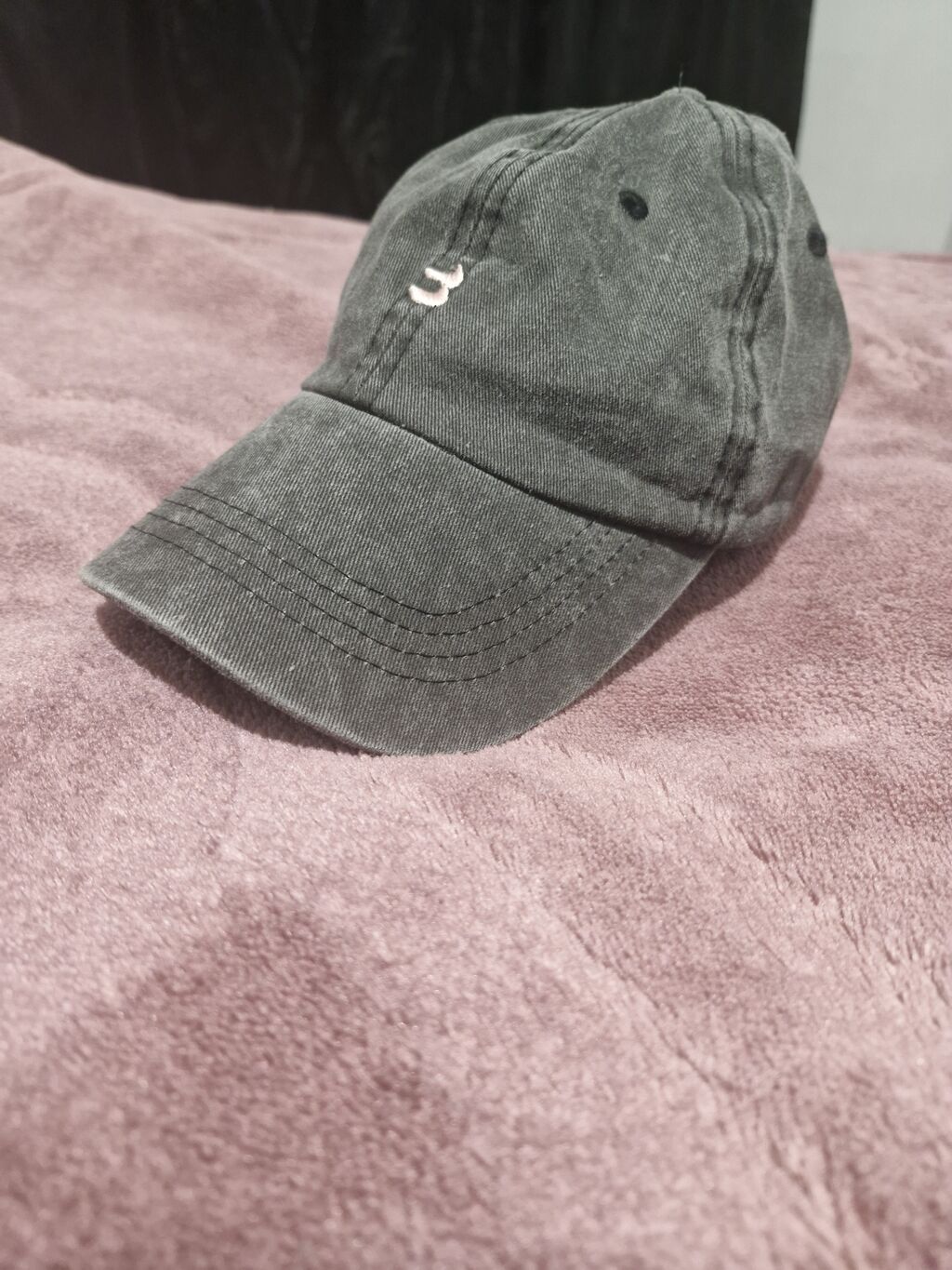Bershka beysbol papağı - Rəng: tünd boz/şifer tonu - Material: 100% — Baş geyimi, Zaqatala