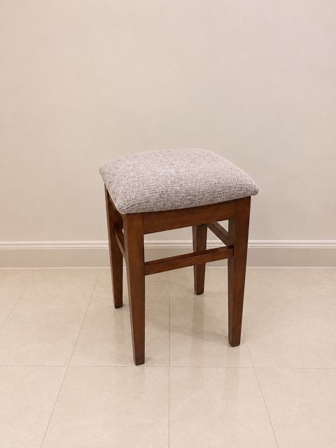 Taburet DM43, fıstıq ağacı, boz-qəhvəyi, 30x48x30 sm — Bakı