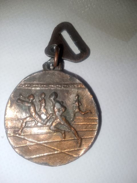 Satılır: 2 ədəd köhnə kolleksiya əşyası 1) İdman medalının bəzək — Digah