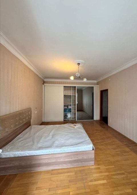 Satılır 3 otaqlı köhnə tikili 140 m² — Bakı
