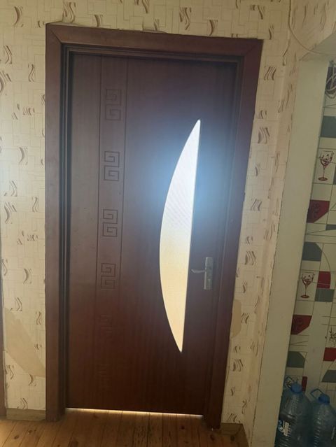 Qəhvəyi rəngli otaq qapısı. Qapının üzərində uzun, zərif formalı şüşə — Digah