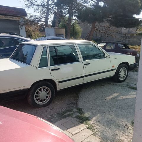 Volvo sedan, ağ rəng, klassik küncəl dizaynlı kuzov. - Kuzov: 4 — Saray