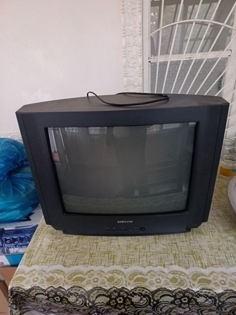 Samsung kineskop TV - Ekran: təxminən 21–25 düym diaqonal, qabarıq — Göyçay