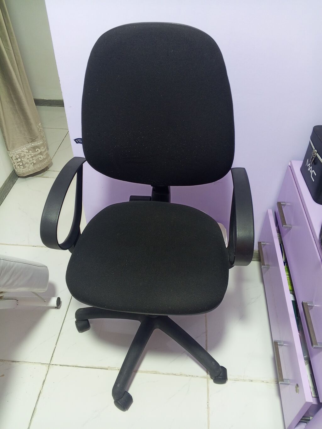 Ofis kreslosu – qara rəng, klassik dizayn - Yumşaq, toxuması möhkəm — Ofis mebeli, Masazır