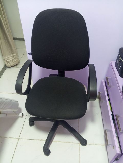 Ofis kreslosu – qara rəng, klassik dizayn - Yumşaq, toxuması möhkəm — Masazır