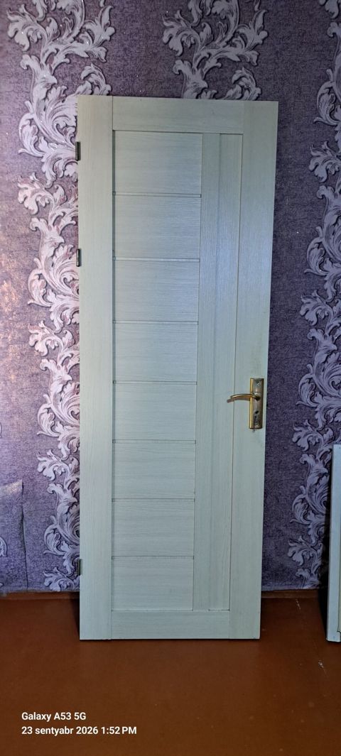 Ağ-boz rəngli interyer qapısı - Material: taxta/MDFlam görünüşlü — Digah