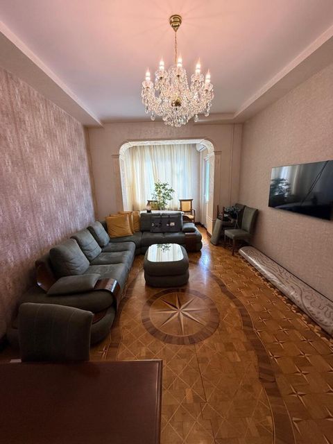 Satılır 4 otaqlı köhnə tikili 98 m² — Bakı