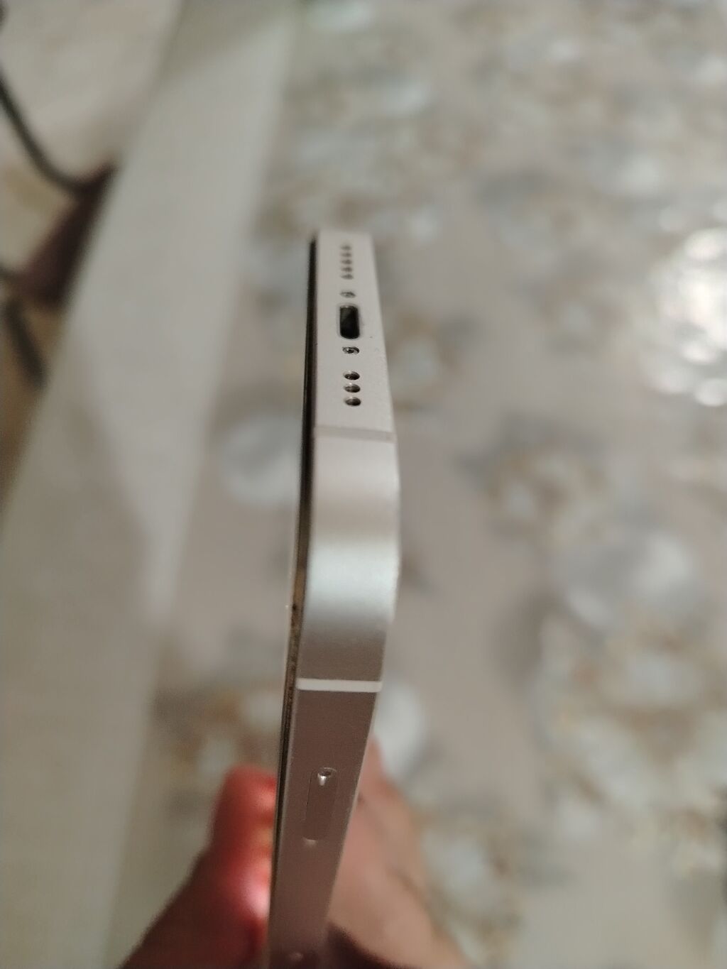 Smartfon – ağ/gümüşü çərçivə, düz kənarlı korpus Xüsusiyyətlər: - Tam — Digər smartfonlar, Gəncə (6)