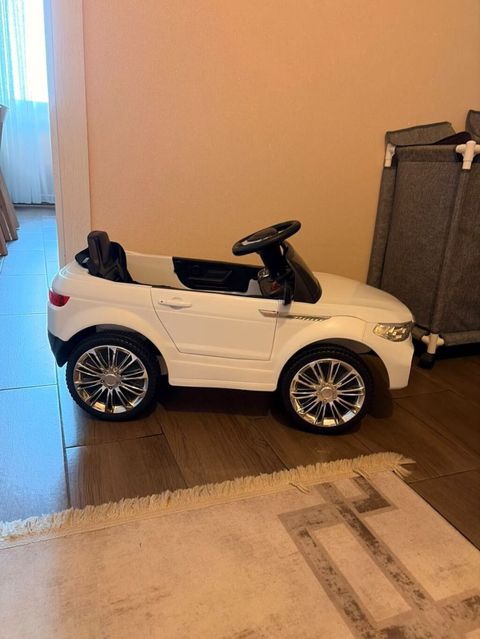 Uşaq üçün elektrikli mini avtomobil – akkumulyatorla işləyən, ağ — Bakı