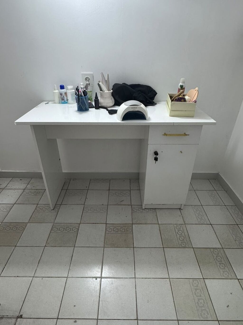 Gözəllik salonu üçün mebel dəsti - Şüşə qapılı vitrin rəf: Ağ korpus — Salon mebeli, Bakı (2)