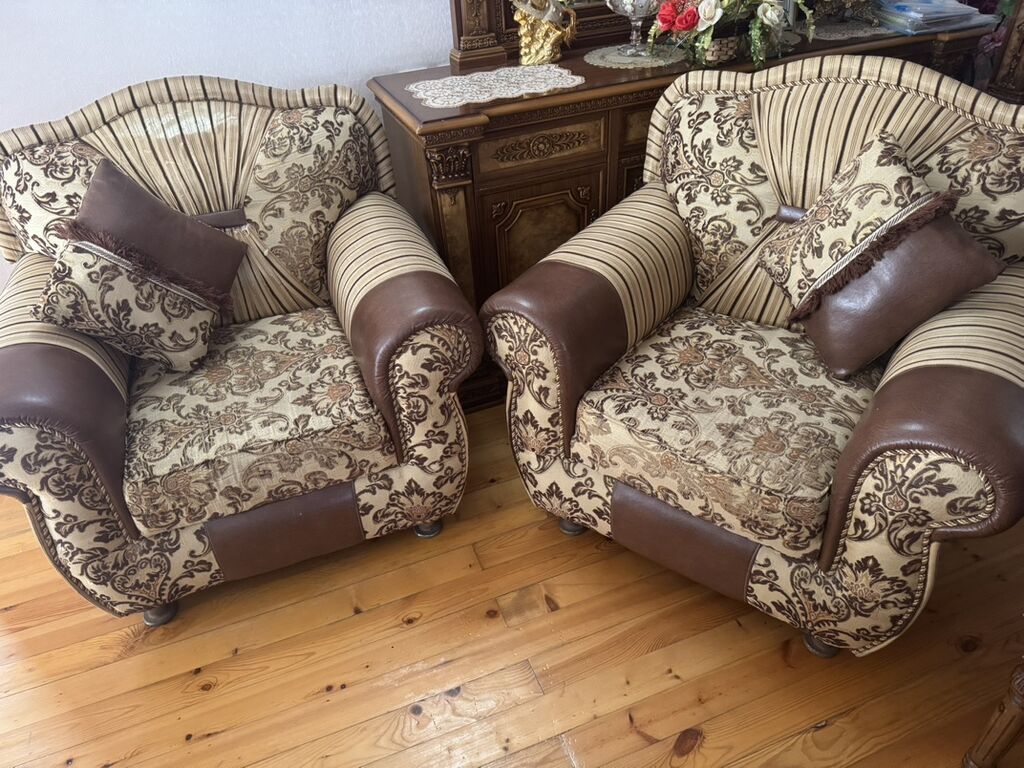 Klassik üslubda qonaq otağı mebel dəsti Tərkibi: - Şkaf-vitrin: 4 — Qonaq otağı üçün, Digah (6)