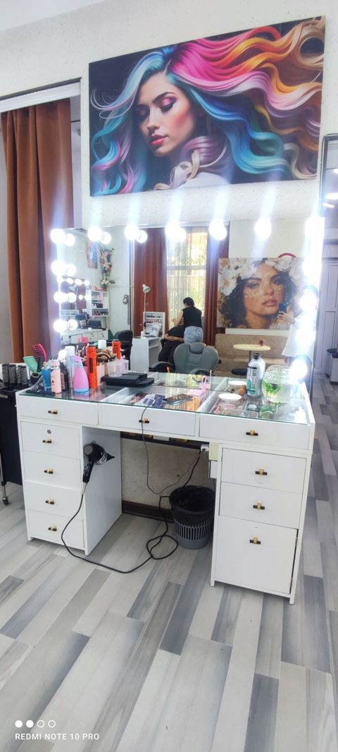 Professional vizaj və saç düzümü üçün iş masası və işıqlandırmalı — Bakı