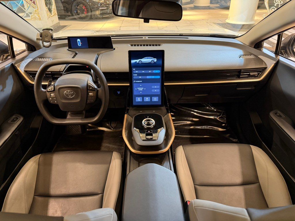 Toyota bZ3, 65.2 kWh, 2023 il, 35 000 km — Avtomobillər, Bakı (9)