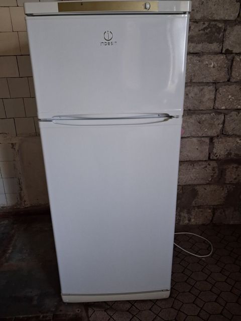 Indesit iki qapılı soyuducu - Brend: Indesit - Rəng: ağ - Üst kamera — Digah