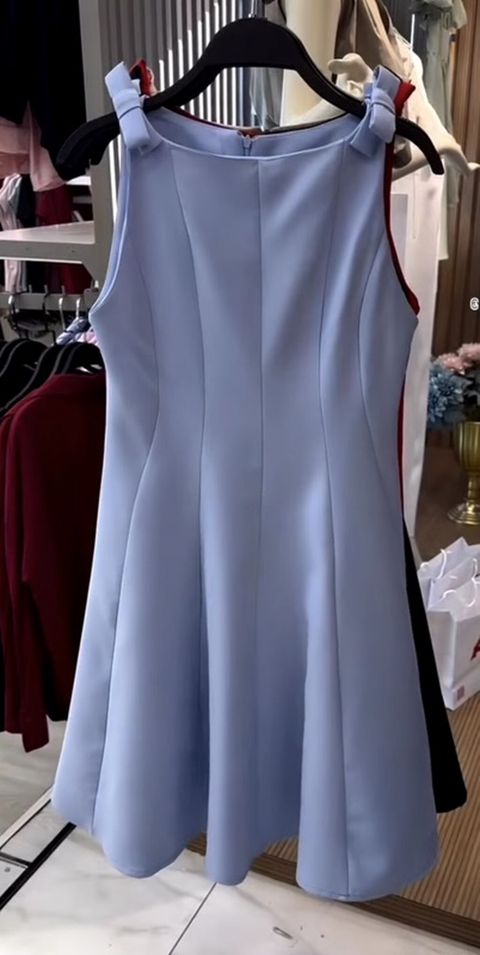 Açıq göy rəngli qadın donu - Model: A-kesim, dizüstü uzunluqda, ətəyi — Astara