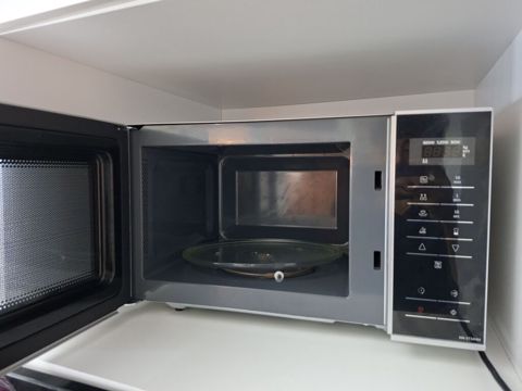 Mikrodalğalı soba – şüşə fırlanan boşqablı, sensorlu idarəetmə paneli — Digah