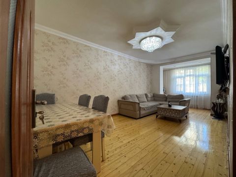 Satılır 4 otaqlı köhnə tikili 115 m² — Bakı