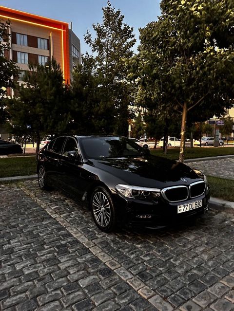 BMW 5 Series sedan – qara rəng, Azərbaycan nömrə nişanı “77 DL 530” — Xırdalan