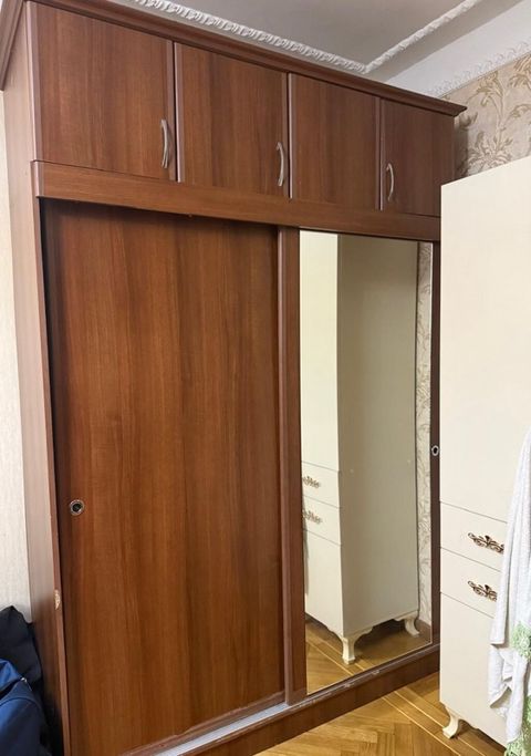 İki qapılı sürgülü qarderob - Material: taxta/laminat, tünd qoz rəngi — Bakı