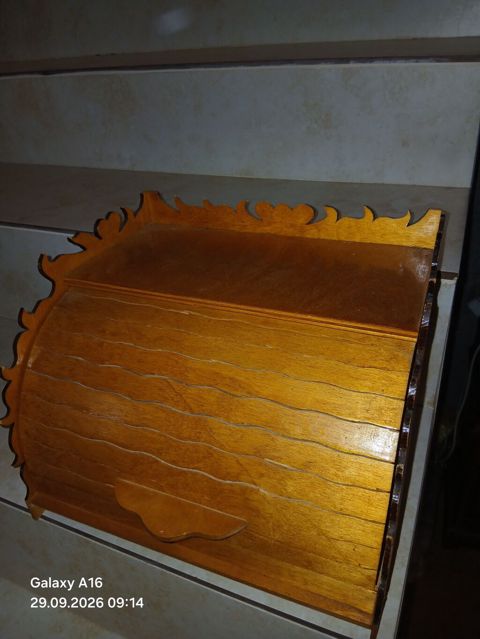 Taxtadan çörək qutusu (bread box). Mətbəx üçün nəzərdə tutulmuş bu — Bakı