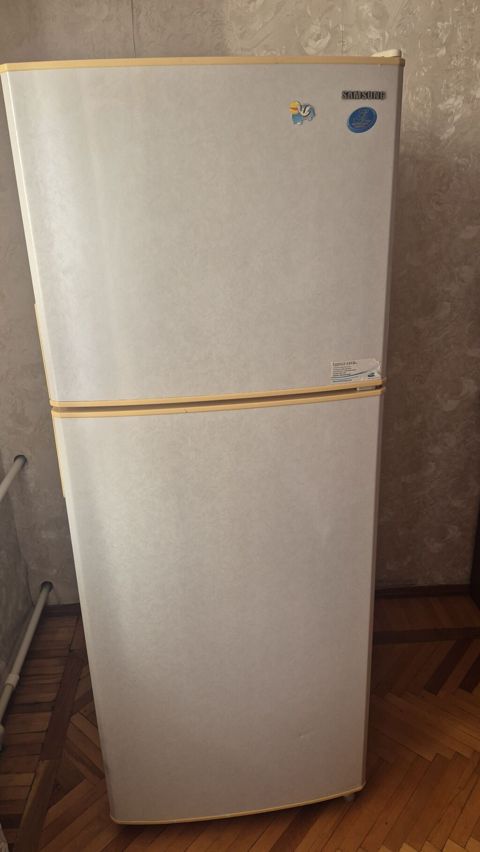 İşlənmiş 2 qapılı Samsung Soyuducu Satılır, rəng - Bej, Təkərli — Bakı