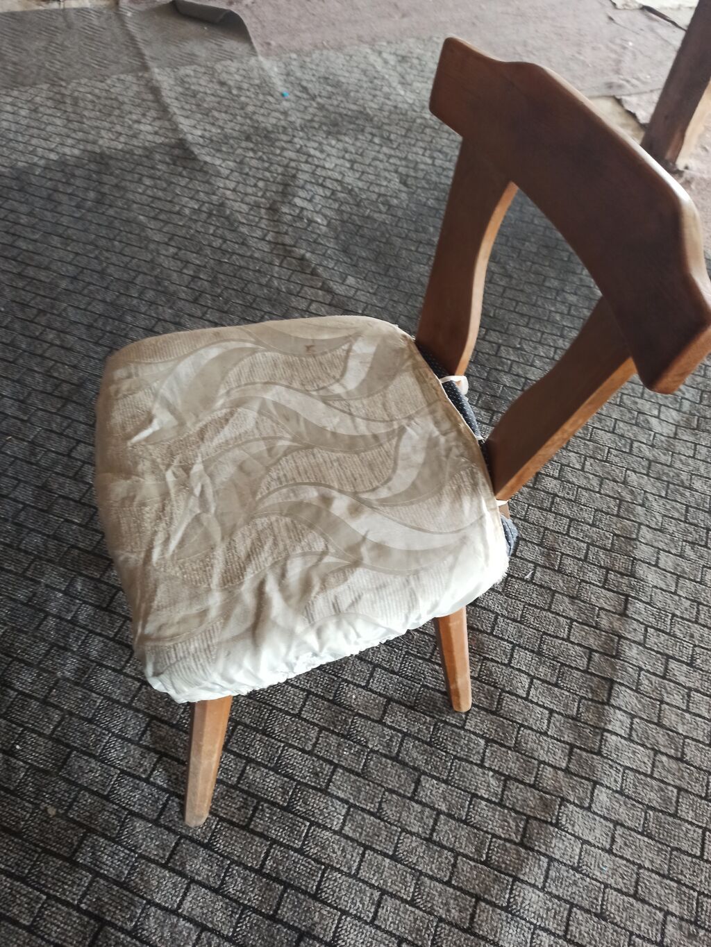 Palıd ağacınan oturacaqları satılır. Rumıniya istehsalıdır. Biri 30 — Masalar, Bakı (2)