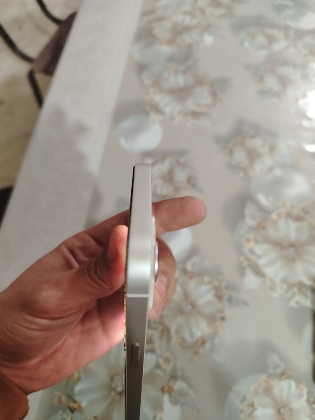 Smartfon – ağ/gümüşü çərçivə, düz kənarlı korpus Xüsusiyyətlər: - Tam — Digər smartfonlar, Gəncə (2)