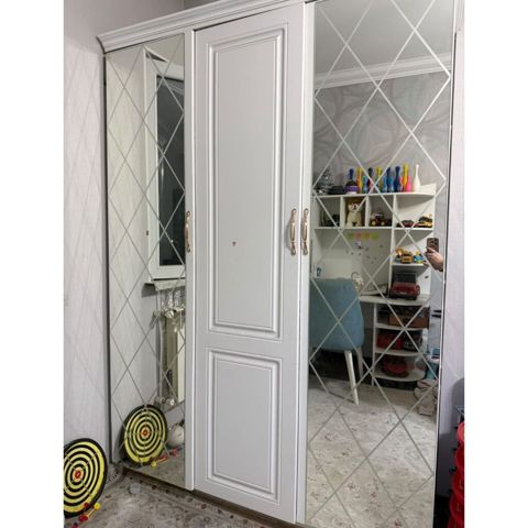 Dolab satilir 200 azn.Olcusi 180/210 Unvan keșle (Gulu)Üç qapılı geyim — Digah