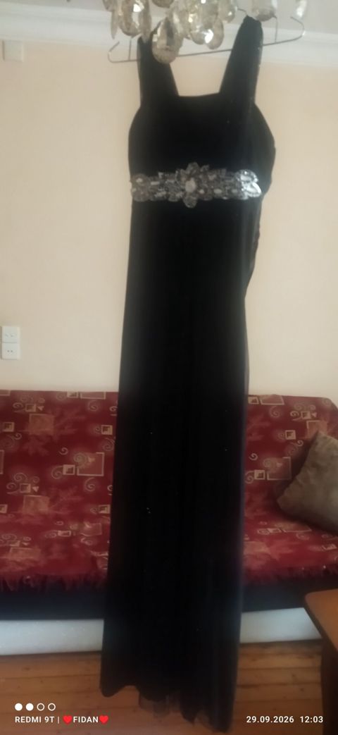 Qara rəngli uzun axşam/libas - Model: maxi uzunluqda, A-kəsim siluet — Saray