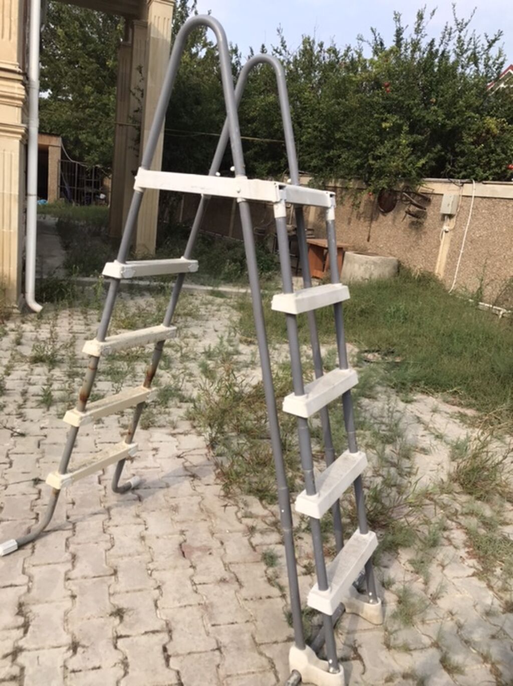 Hovuz nərdivanı – metal karkaslı, iki tərəfli A-formalı konstruksiya — Nərdivanlar, Novxanı