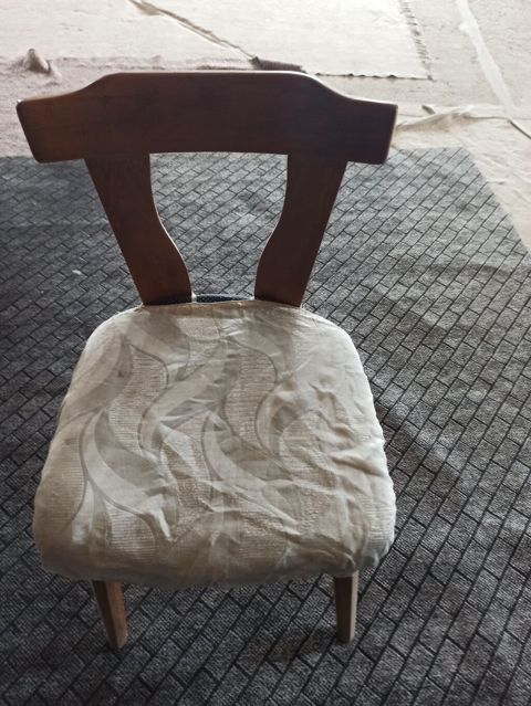 Palıd ağacınan oturacaqları satılır. Rumıniya istehsalıdır. Biri 30 — Bakı