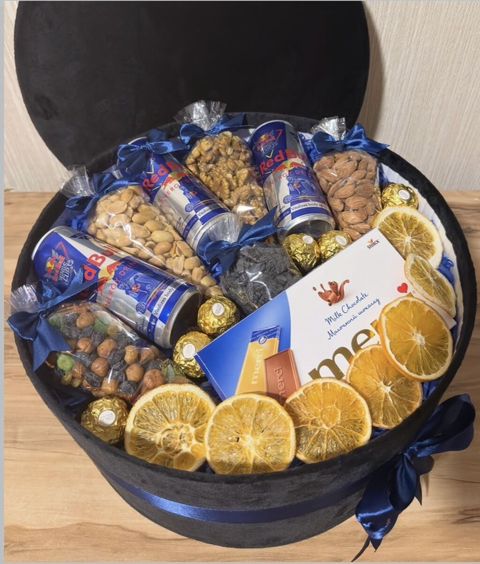 Hədiyyə qutusu – energetik içki və şirniyyat/çərek assortisi Tərkib — Giftbuket_baku