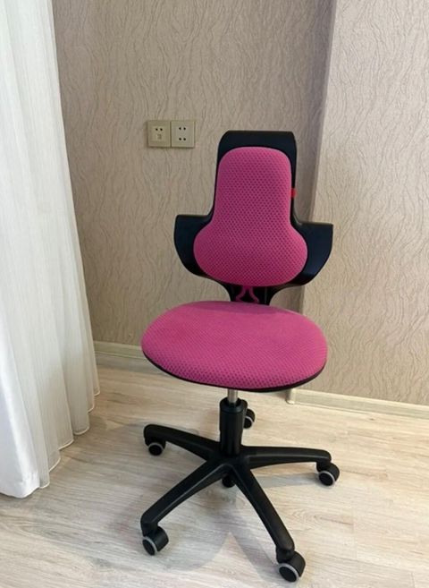 Erqonomik ofis/stul - Rəng: çəhrayı oturacaq və bel hissəsi, qara — Bakı