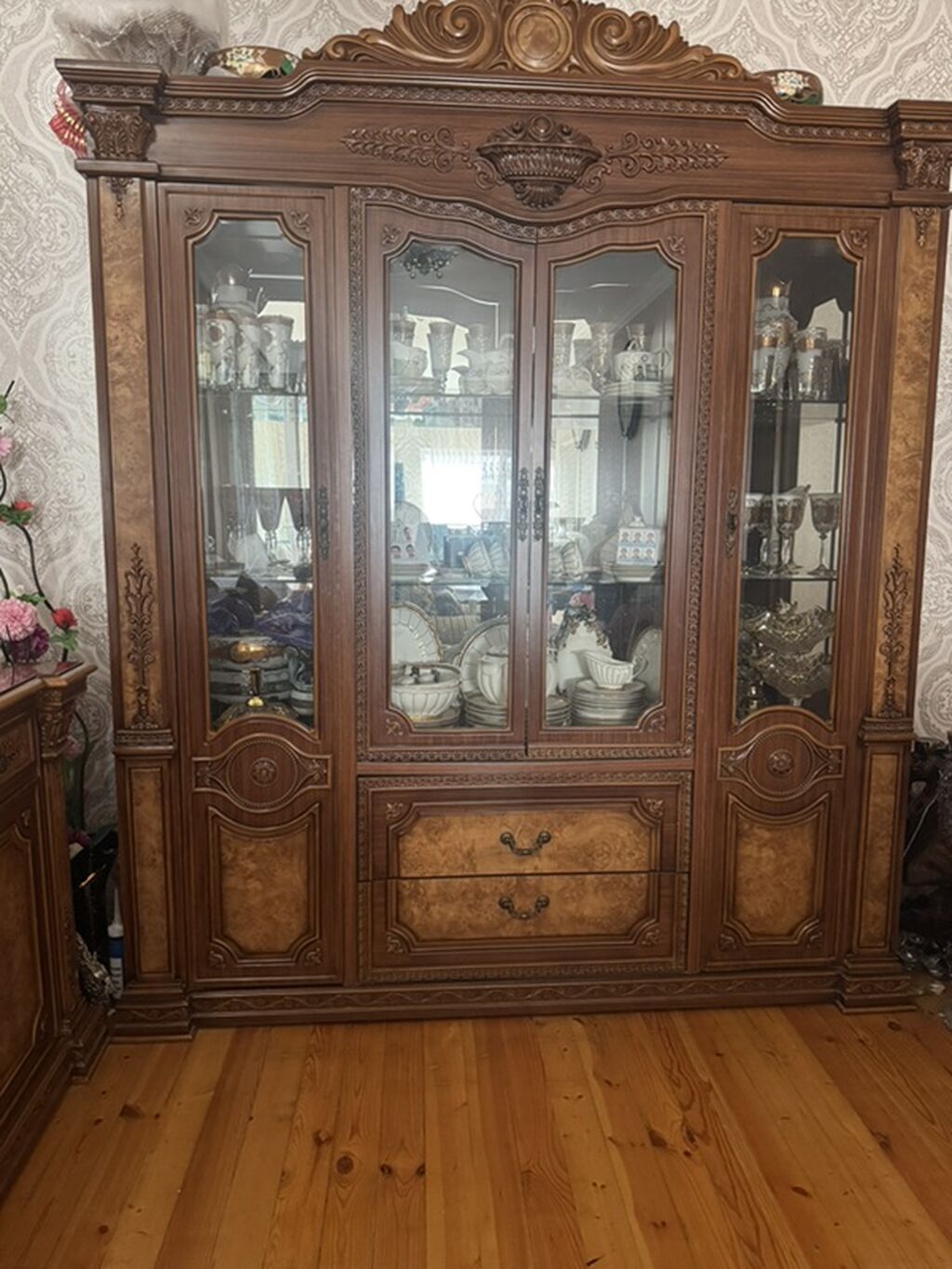 Klassik üslubda qonaq otağı mebel dəsti Tərkibi: - Şkaf-vitrin: 4 — Qonaq otağı üçün, Digah (2)